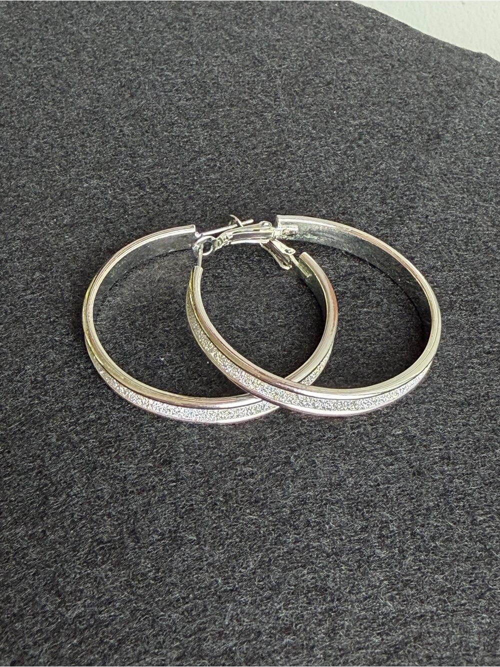 Silver Tone Textured Hoop Earrings Classic Snap Closure 1.5” - Picture 2 of 6